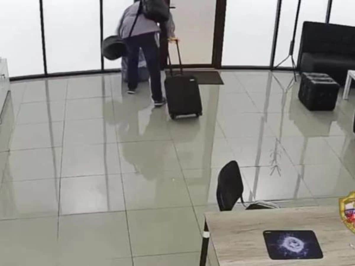 man steals iphone from shop